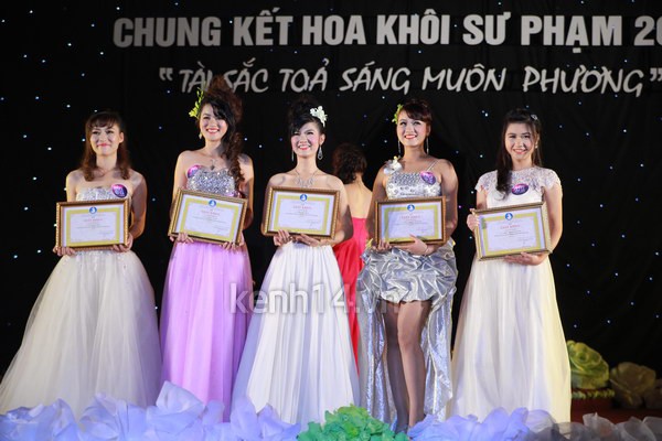 Nữ sinh Sư phạm HN khoe sắc trong đêm chung kết Miss HNUE 17